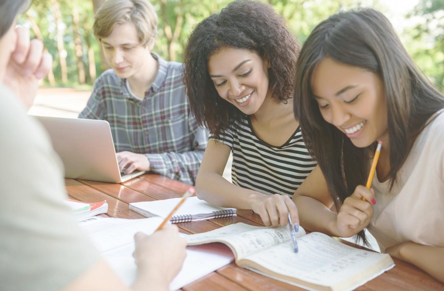 Étudiants en formation financière travaillant sur des projets concrets