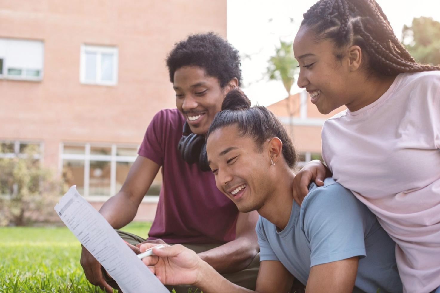 Étudiants internationaux collaborant dans un environnement d'apprentissage multiculturel